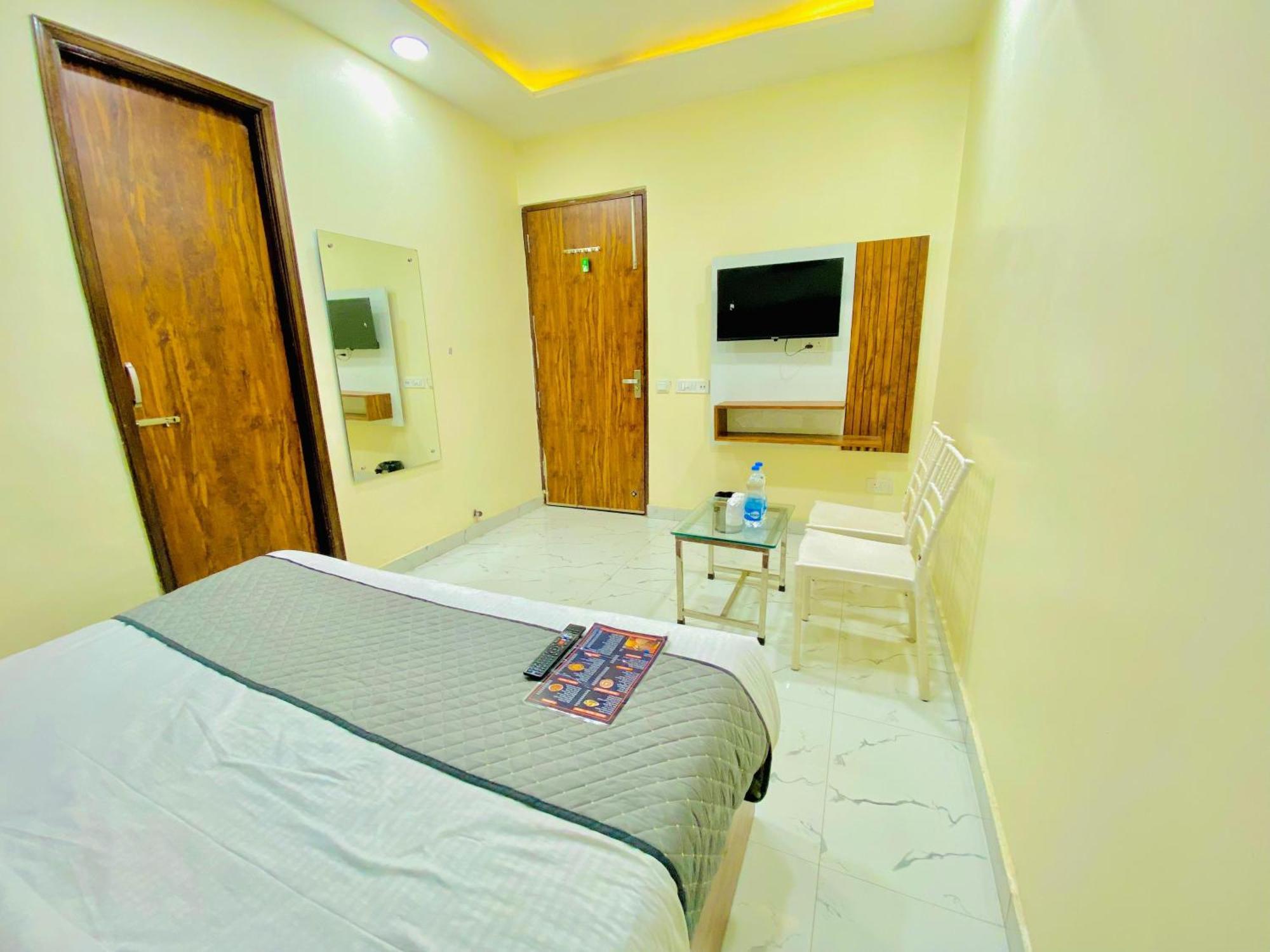 Hotel Holiday First 300 Meter From Golden Temple Amritsar Exterior photo
