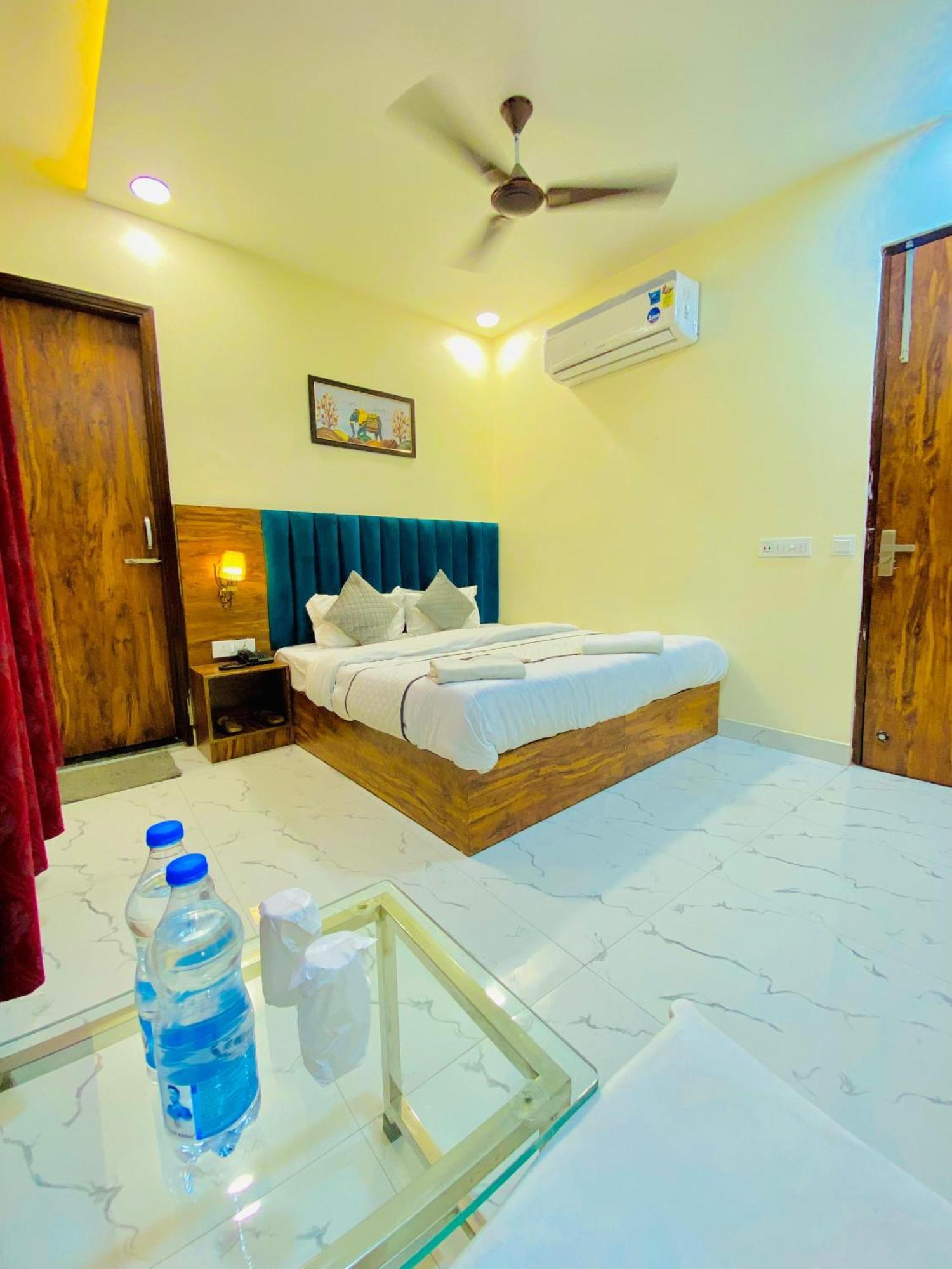 Hotel Holiday First 300 Meter From Golden Temple Amritsar Exterior photo