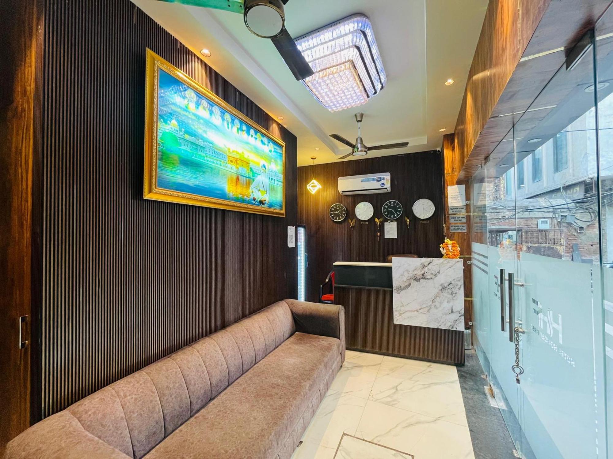 Hotel Holiday First 300 Meter From Golden Temple Amritsar Exterior photo